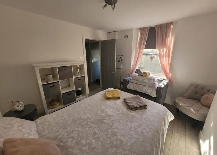 Entire Apartment With Sun Filled Private Garden
